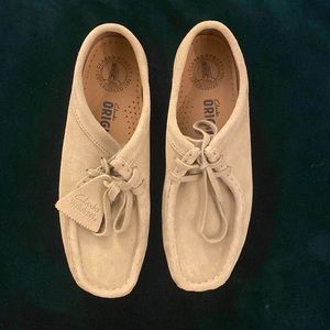 Clarks women wallabees size US 9 regular beige/tan suede